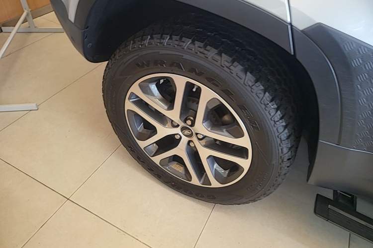 Used Land Rover Defender 2020 110 P400 Dark Special Edition Right Rear Wheel Hub