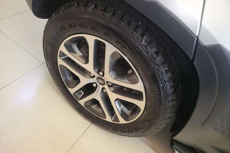 Used Land Rover Defender 2020 110 P400 First Edition Matte Silver Special Kit Version Right Rear Wheel Hub