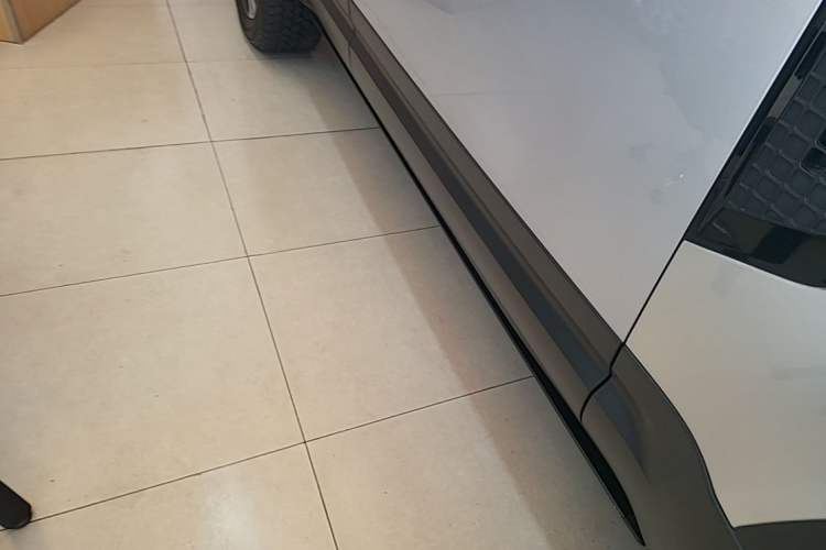 Used Land Rover Defender 2020 110 P400 Dark Special Edition Right Side Sill