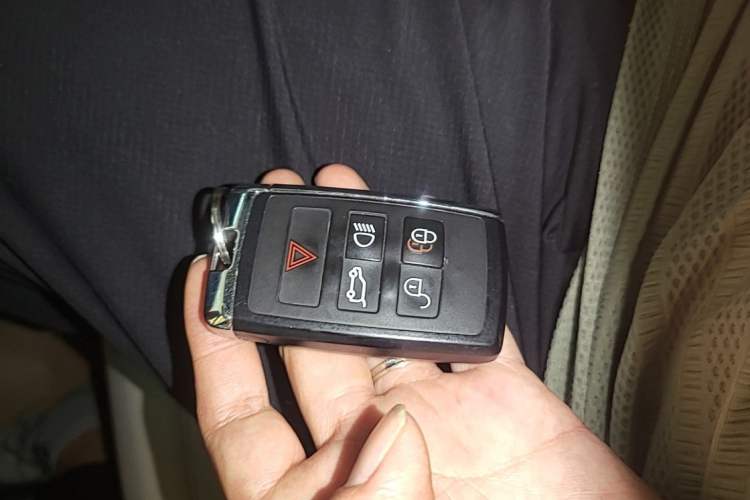 Used Land Rover Defender 2020 110 P400 First Edition Matte Silver Special Kit Version Vehicle Key