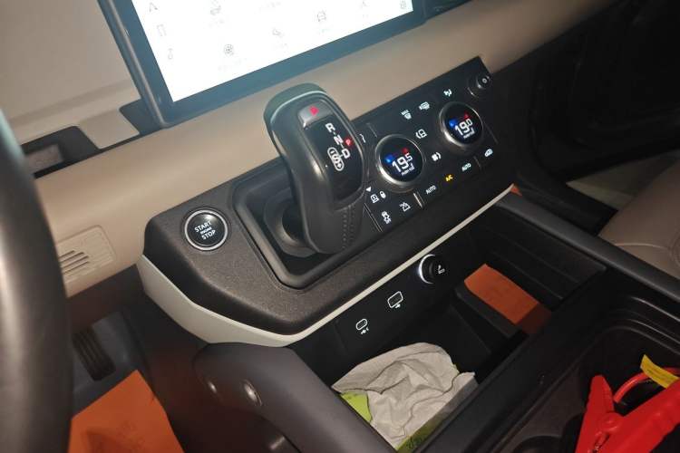 Used Land Rover Defender 2020 110 P400 HSE Gear Lever