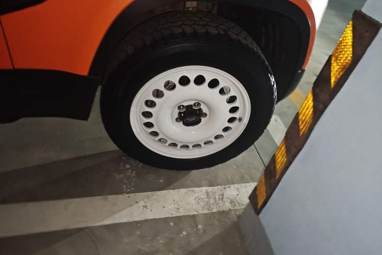 Used Land Rover Defender 2020 110 P400 HSE Right Front Wheel Hub