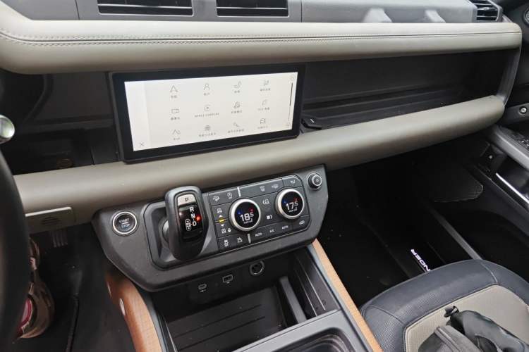 Used Land Rover Defender 2021 110 P400 X-DYNAMIC HSE Audio And AC Panel