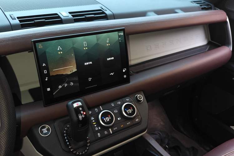 Used Land Rover Defender 2021 110 Four-Door 2.0T P300 Standard EU Specification Audio And AC Panel