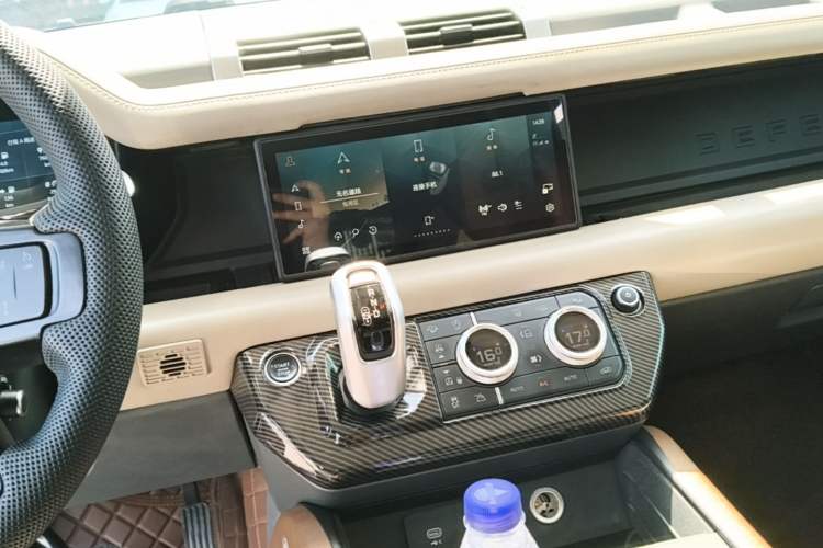 Used Land Rover Defender 2021 110 P400 X-DYNAMIC HSE Audio And AC Panel