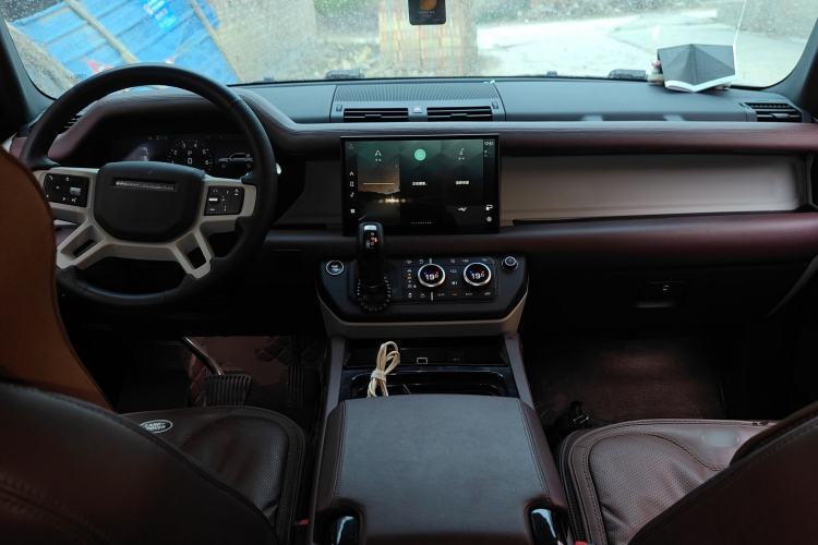 Used Land Rover Defender 2021 110 Four-Door 2.0T P300 Standard EU Specification Center Console