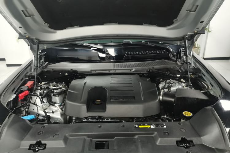 Used Land Rover Defender 2021 90 P400 X-DYNAMIC S Engine Bay