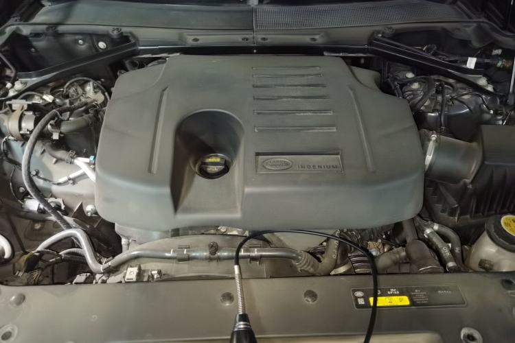 Used Land Rover Defender 2021 110 P400 X Engine Bay