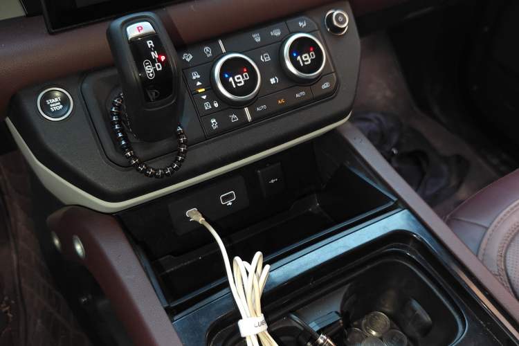 Used Land Rover Defender 2021 110 Four-Door 2.0T P300 Standard EU Specification Gear Lever
