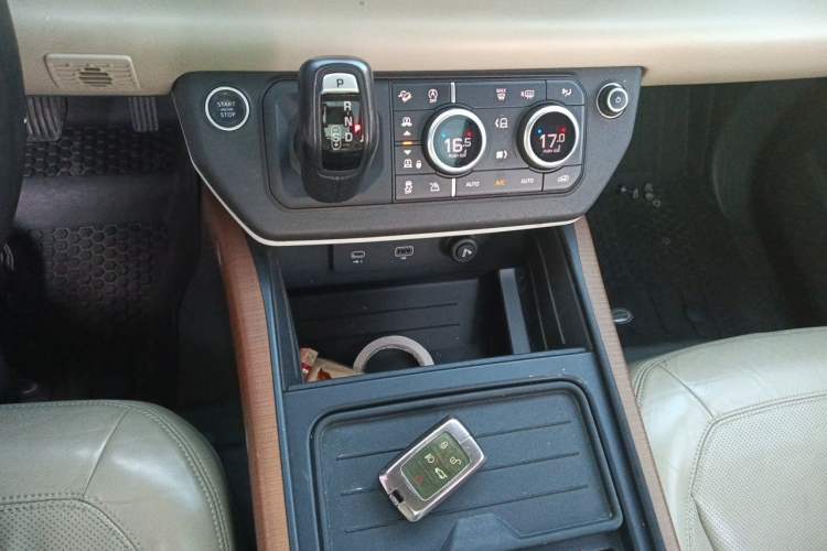 Used Land Rover Defender 2021 110 P400 Dark Special Edition Gear Lever