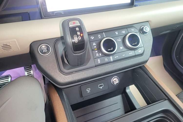 Used Land Rover Defender 2021 110 P400 X-DYNAMIC HSE Gear Lever