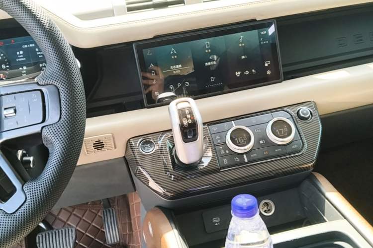 Used Land Rover Defender 2021 110 P400 X-DYNAMIC HSE Gear Lever