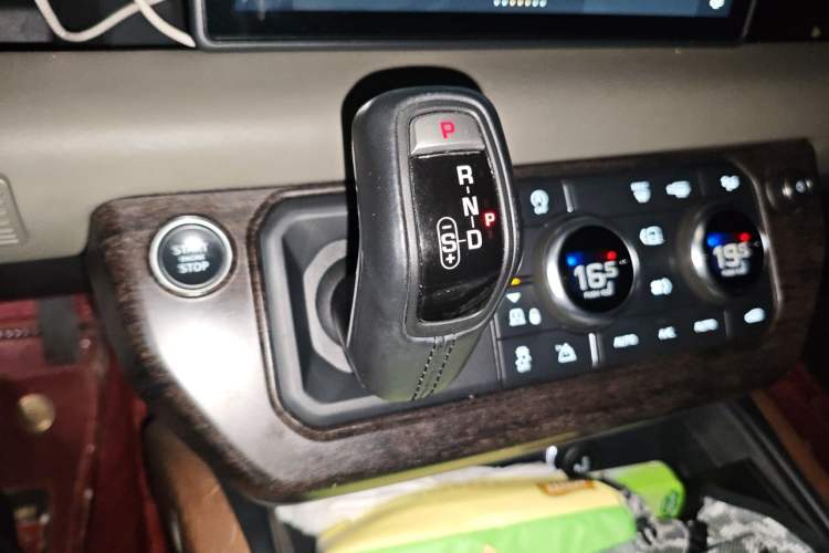 Used Land Rover Defender 2021 110 P400 X-DYNAMIC HSE Gear Lever