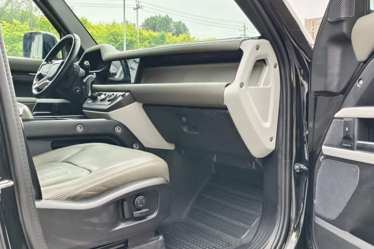 Used Land Rover Defender 2021 110 P400 Dark Special Edition Interior 8