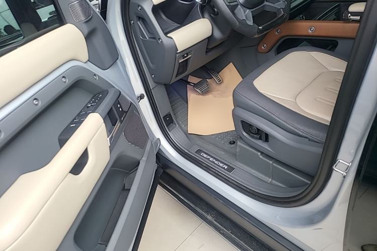Used Land Rover Defender 2021 110 P400 X-DYNAMIC HSE Left Front Seat