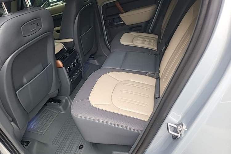 Used Land Rover Defender 2021 110 P400 X-DYNAMIC HSE Left Rear Seat