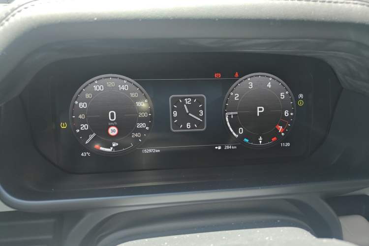 Used Land Rover Defender 2021 110 P400 X-DYNAMIC HSE Odometer Close Up