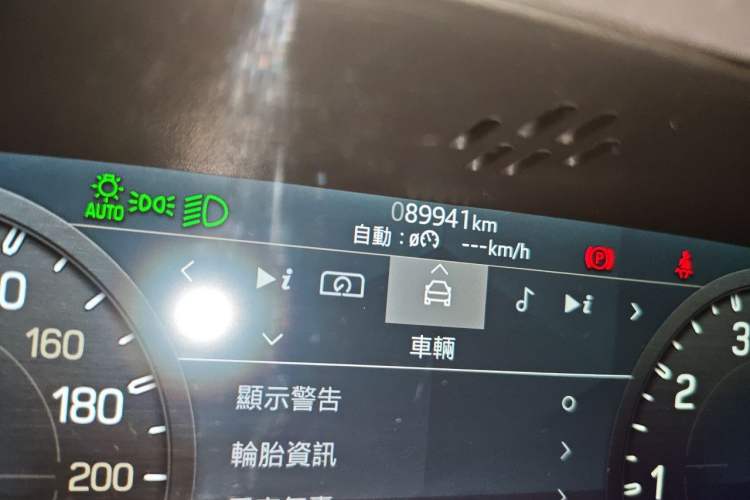 Used Land Rover Defender 2021 110 P400 X-DYNAMIC HSE Odometer Close Up