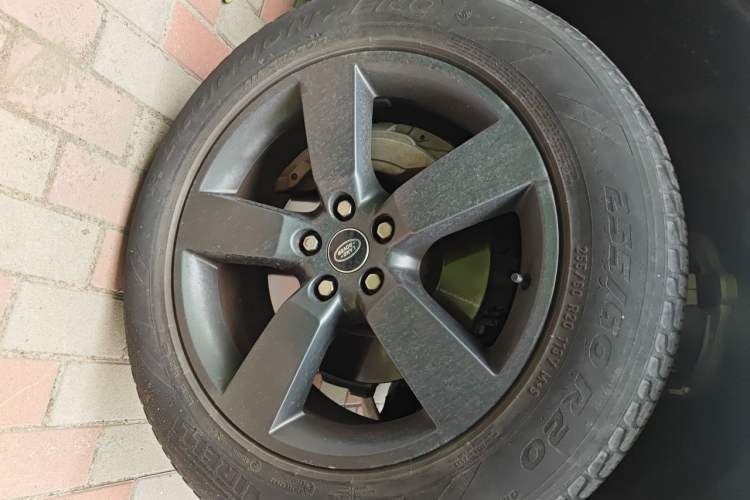Used Land Rover Defender 2021 110 P400 X-DYNAMIC HSE Right Front Wheel Hub
