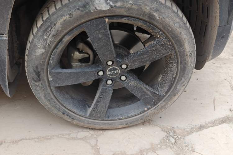 Used Land Rover Defender 2021 110 Four-Door 2.0T P300 Standard EU Specification Right Front Wheel Hub