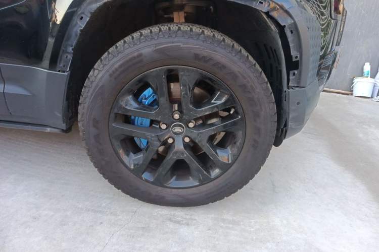Used Land Rover Defender 2021 110 P400 Dark Special Edition Right Front Wheel Hub