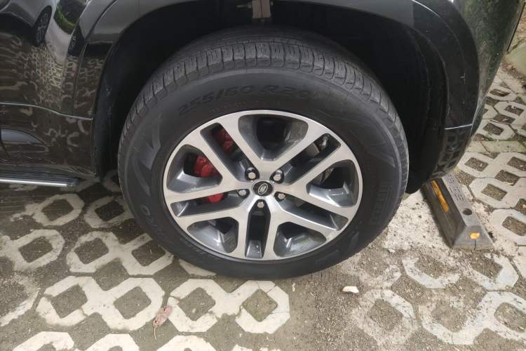 Used Land Rover Defender 2021 110 P400 X Right Front Wheel Hub