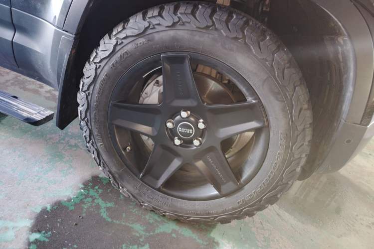 Used Land Rover Defender  Right Front Wheel Hub