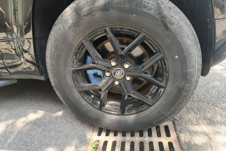 Used Land Rover Defender  Right Front Wheel Hub