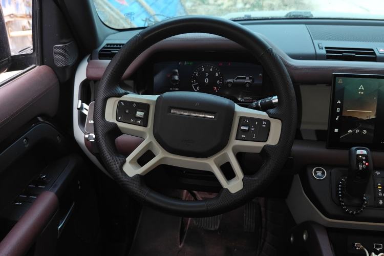 Used Land Rover Defender 2021 110 Four-Door 2.0T P300 Standard EU Specification Steering Wheel