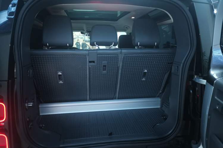 Used Land Rover Defender 2021 90 P400 X-DYNAMIC S Trunk