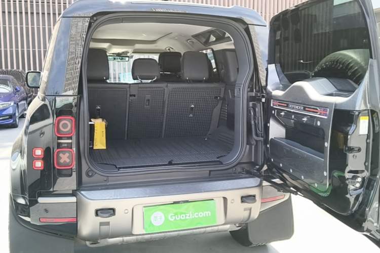 Used Land Rover Defender 2021 110 P400 X-DYNAMIC HSE Trunk