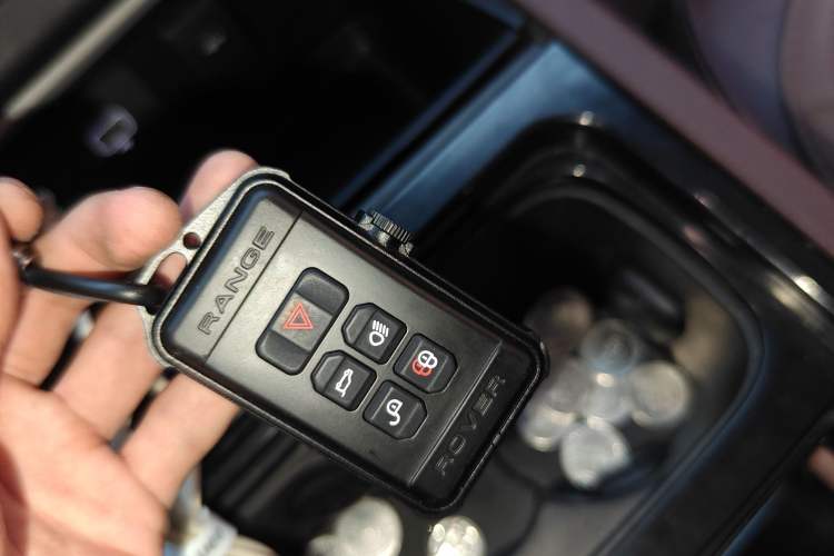 Used Land Rover Defender 2021 110 Four-Door 2.0T P300 Standard EU Specification Vehicle Key