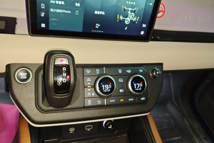 Used Land Rover Defender 2021 90 P400 X-DYNAMIC S Audio And AC Panel