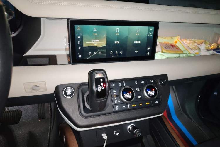 Used Land Rover Defender 2021 90 P400 X-DYNAMIC S Audio And AC Panel