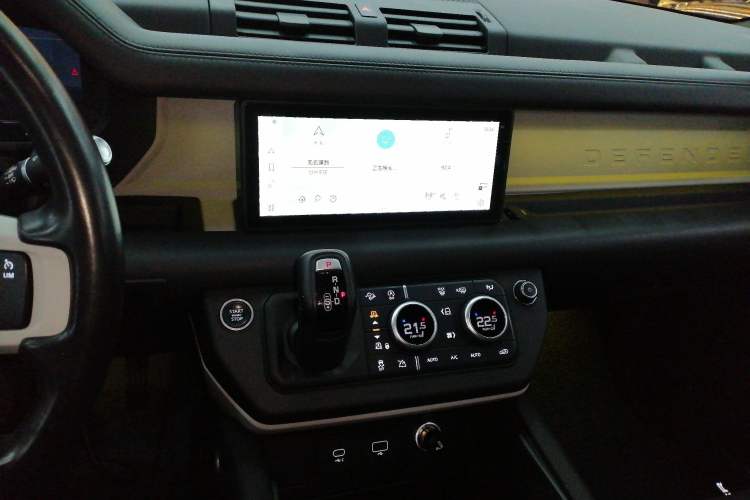 Used Land Rover Defender 2021 110 P400 X-DYNAMIC HSE Audio And AC Panel