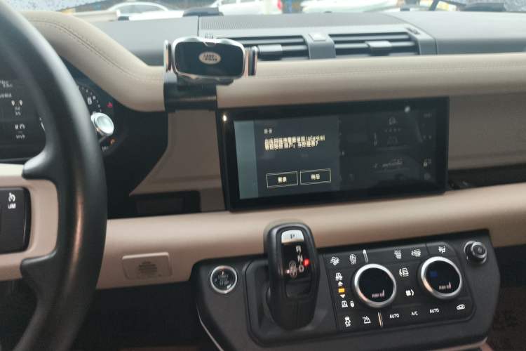 Used Land Rover Defender 2021 90 P400 X-DYNAMIC S Audio And AC Panel
