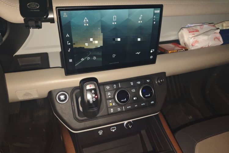 Used Land Rover Defender 2021 110 P400 X-DYNAMIC HSE Audio And AC Panel