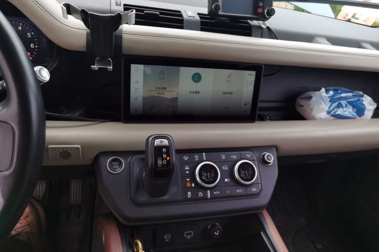 Used Land Rover Defender 2021 110 P400 X-DYNAMIC HSE Audio And AC Panel