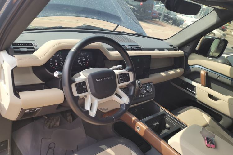 Used Land Rover Defender 2021 90 P400 X-DYNAMIC S Center Console