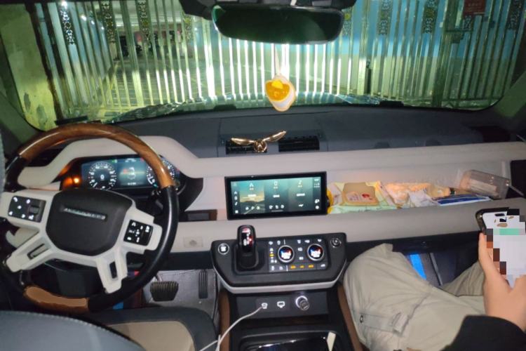 Used Land Rover Defender 2021 90 P400 X-DYNAMIC S Center Console