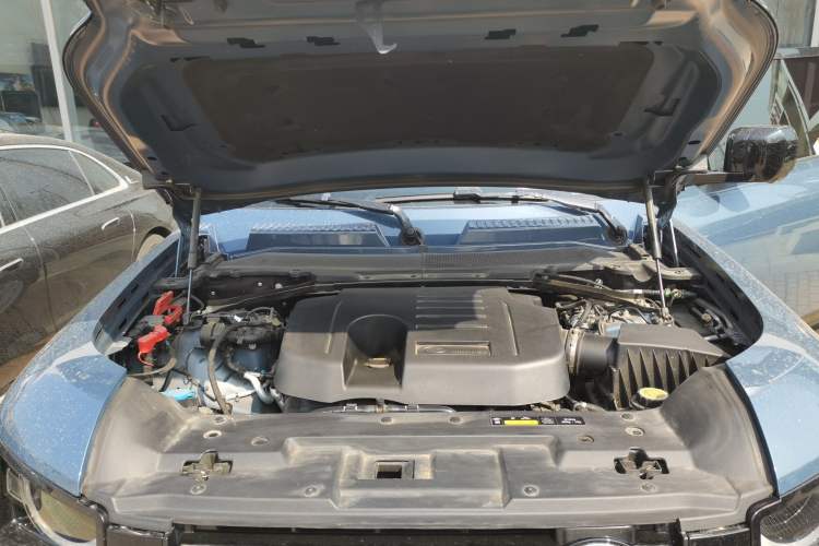 Used Land Rover Defender 2021 90 P400 X-DYNAMIC S Engine Bay