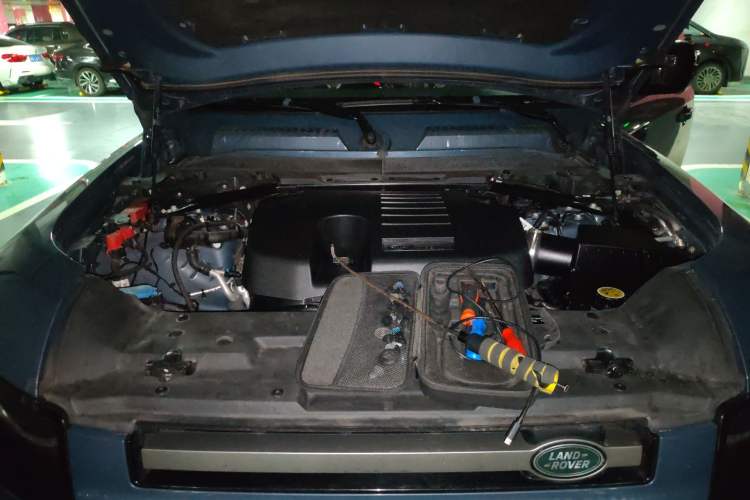 Used Land Rover Defender 2021 90 P400 X-DYNAMIC S Engine Bay
