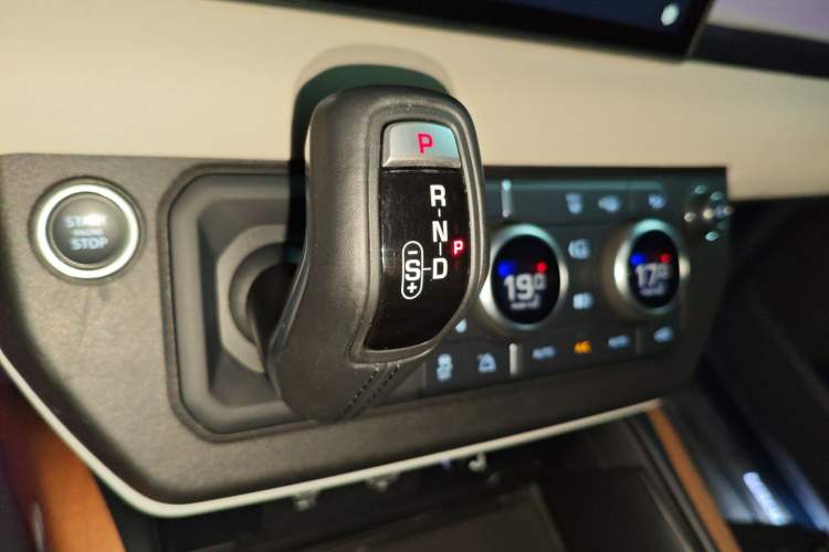 Used Land Rover Defender 2021 90 P400 X-DYNAMIC S Gear Lever