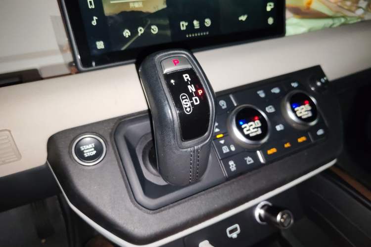 Used Land Rover Defender 2021 90 P400 X-DYNAMIC S Gear Lever