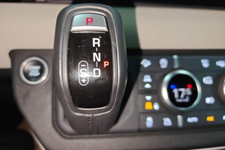 Used Land Rover Defender 2021 90 P400 X-DYNAMIC S Gear Lever