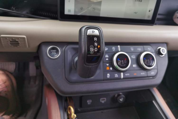 Used Land Rover Defender 2021 110 P400 X-DYNAMIC HSE Gear Lever