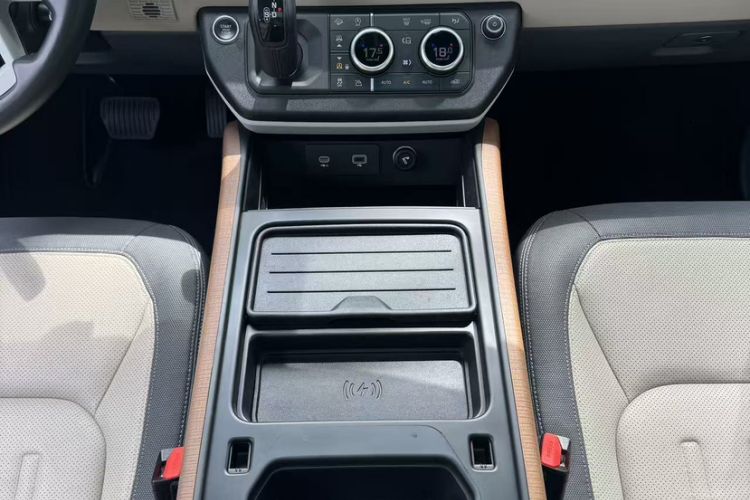 Used Land Rover Defender 2021 90 P400 X-DYNAMIC S Interior 3