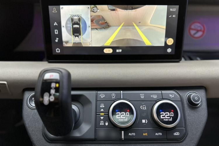 Used Land Rover Defender 2021 90 P400 X-DYNAMIC S Interior 8