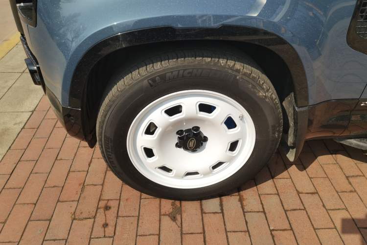 Used Land Rover Defender 2021 90 P400 X-DYNAMIC S Left Front Wheel Hub