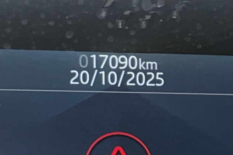 Used Land Rover Defender 2021 90 P400 X-DYNAMIC S Odometer Close Up